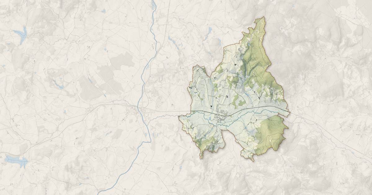 Portrait cartographique de Mesvres : relief, eau, forêts, bâti et voies, calculés à partir des données de l'IGN