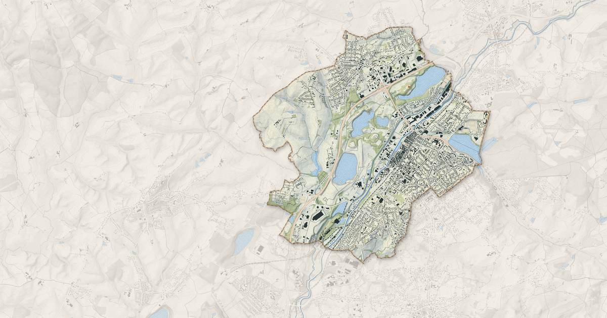 Portrait cartographique de Montceau-les-Mines : relief, eau, forêts, bâti et voies, calculés à partir des données de l'IGN