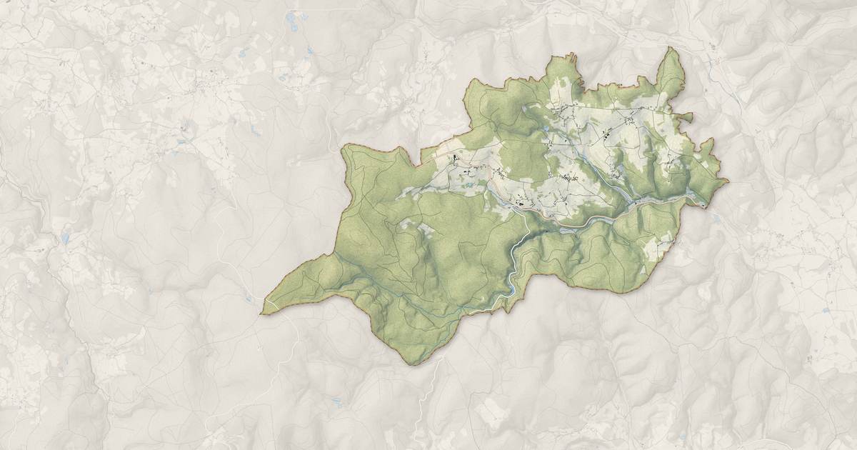 Portrait cartographique de Roussillon-en-Morvan : relief, eau, forêts, bâti et voies, calculés à partir des données de l'IGN