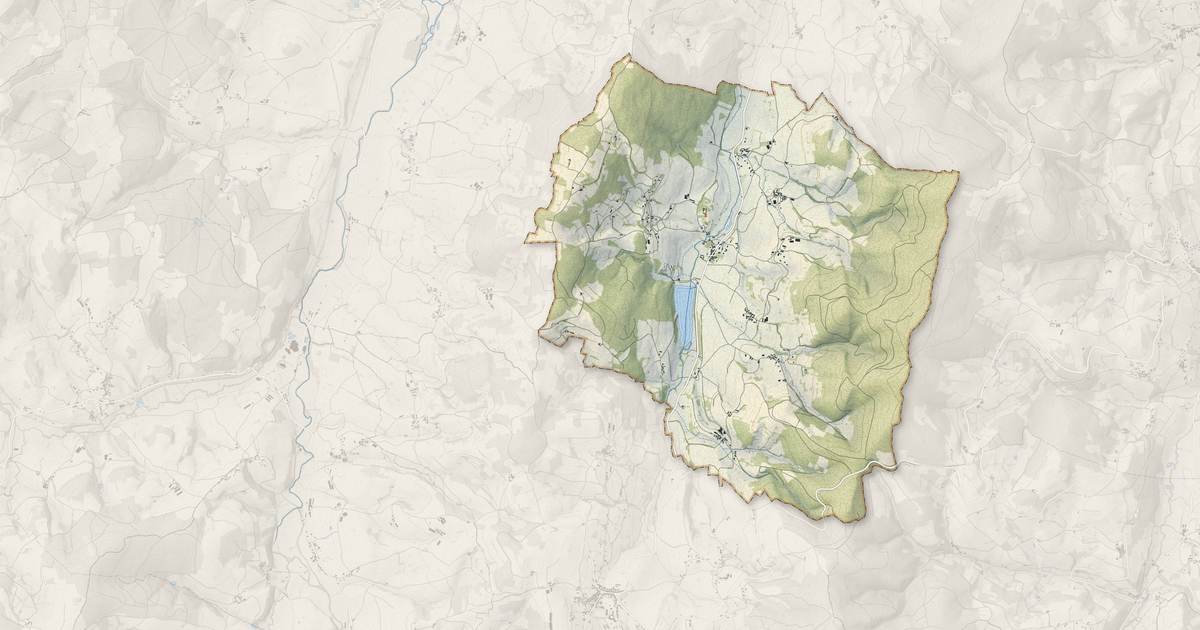 Portrait cartographique de Saint-Point : relief, eau, forêts, bâti et voies, calculés à partir des données de l'IGN