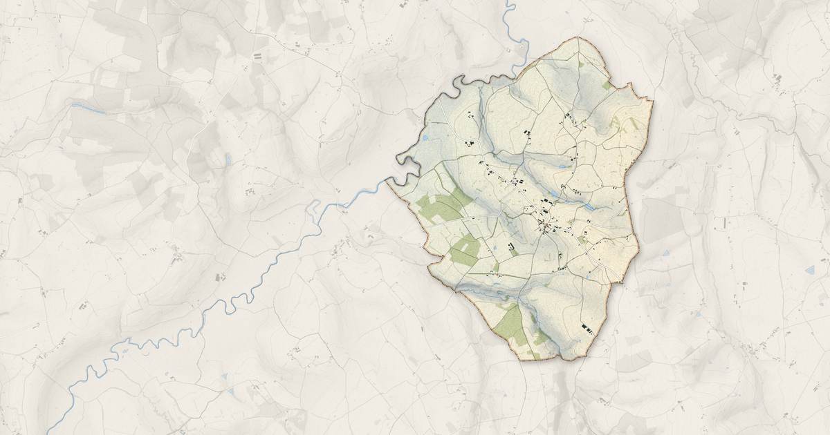 Portrait cartographique de Varenne-l'Arconce : relief, eau, forêts, bâti et voies, calculés à partir des données de l'IGN