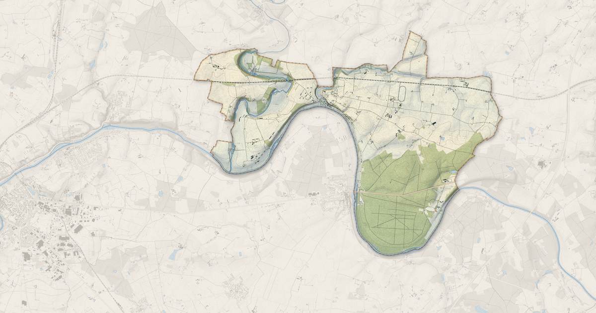 Portrait cartographique de Avoise : relief, eau, forêts, bâti et voies, calculés à partir des données de l'IGN