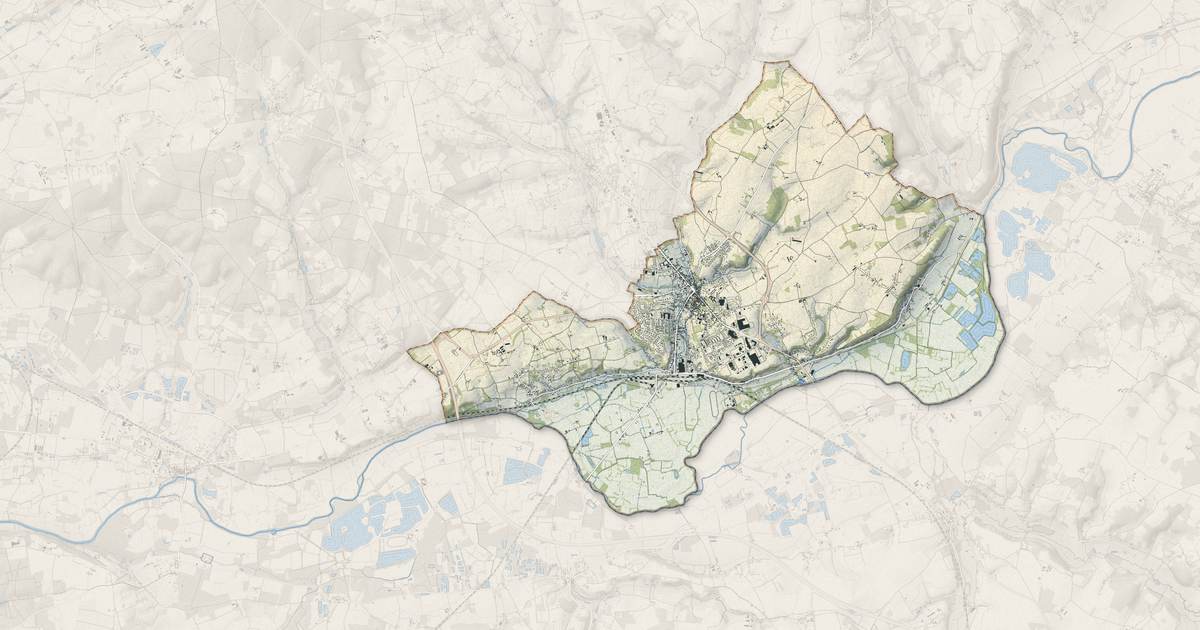 Portrait cartographique de Montval-sur-Loir : relief, eau, forêts, bâti et voies, calculés à partir des données de l'IGN