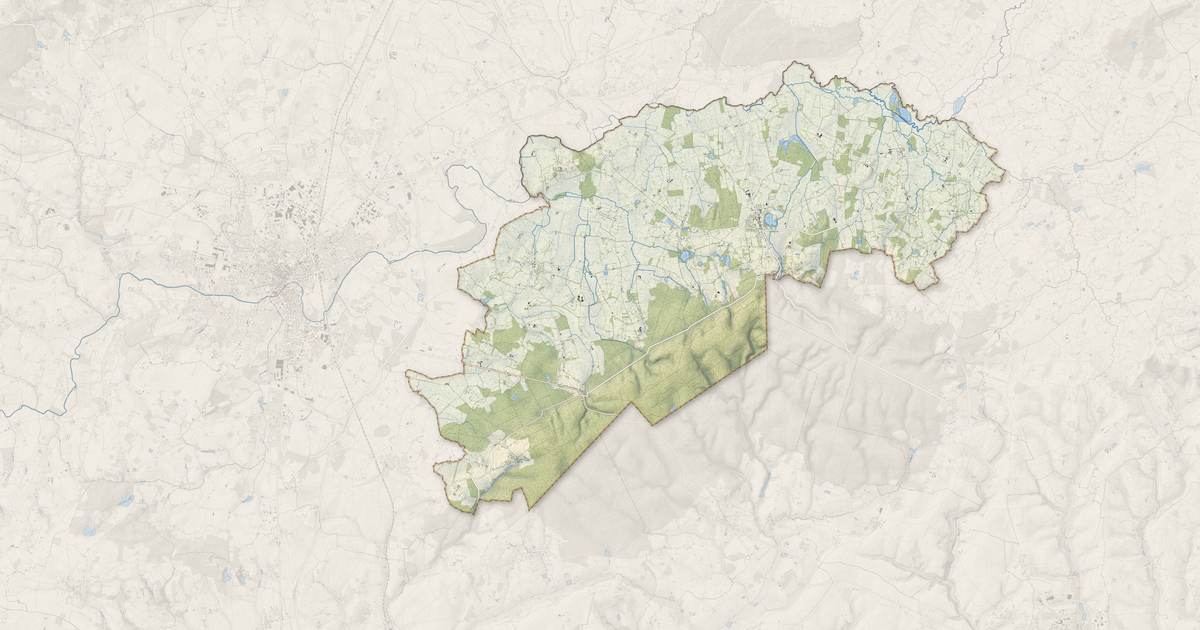 Portrait cartographique de Villeneuve-en-Perseigne : relief, eau, forêts, bâti et voies, calculés à partir des données de l'IGN