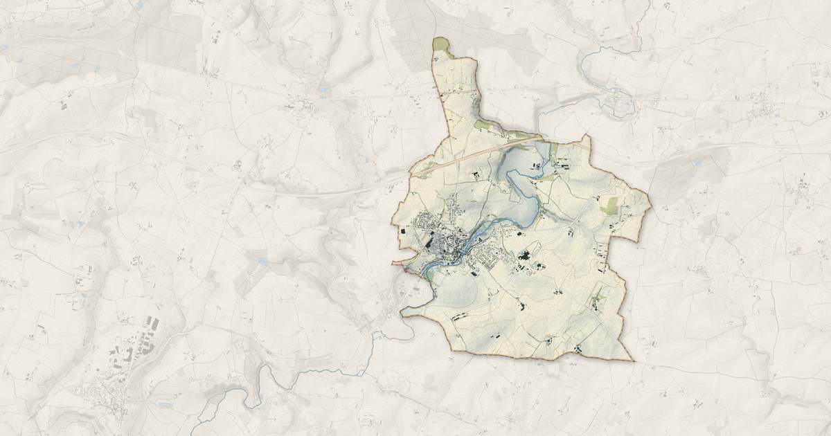 Portrait cartographique de Loué : relief, eau, forêts, bâti et voies, calculés à partir des données de l'IGN