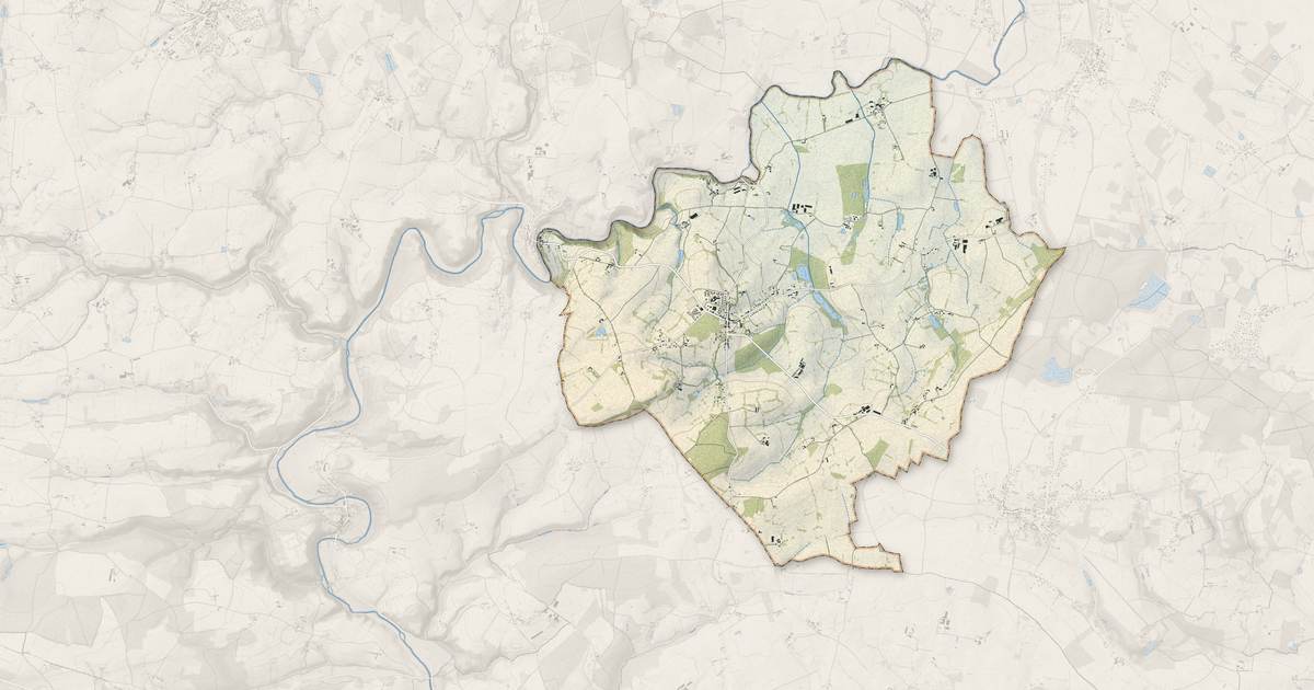 Portrait cartographique de Moulins-le-Carbonnel : relief, eau, forêts, bâti et voies, calculés à partir des données de l'IGN