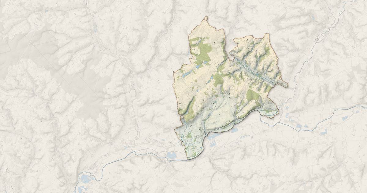 Portrait cartographique de Loir en Vallée : relief, eau, forêts, bâti et voies, calculés à partir des données de l'IGN