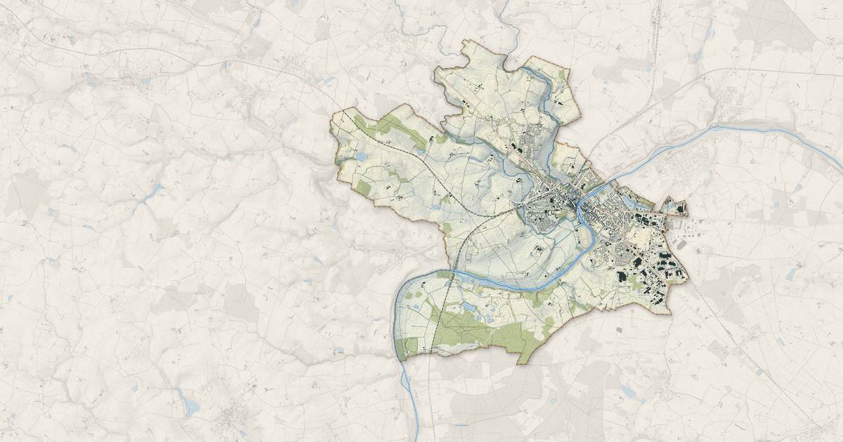Portrait cartographique de Sablé-sur-Sarthe : relief, eau, forêts, bâti et voies, calculés à partir des données de l'IGN