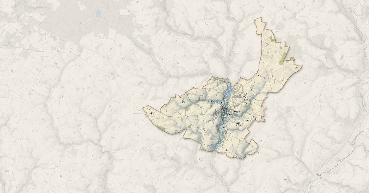 Portrait cartographique de Saint-Calais : relief, eau, forêts, bâti et voies, calculés à partir des données de l'IGN
