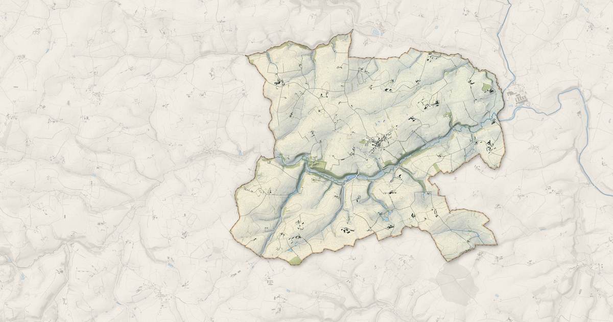 Portrait cartographique de Saint-Georges-le-Gaultier : relief, eau, forêts, bâti et voies, calculés à partir des données de l'IGN