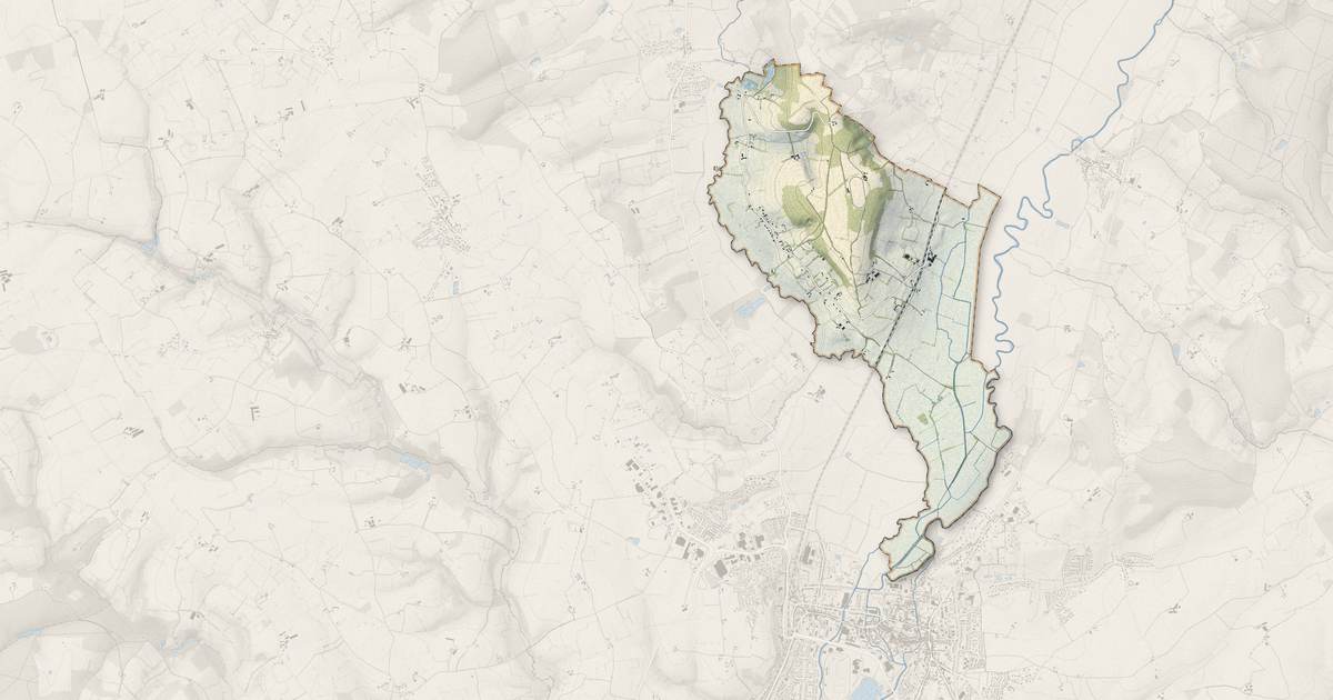 Portrait cartographique de Souvigné-sur-Même : relief, eau, forêts, bâti et voies, calculés à partir des données de l'IGN