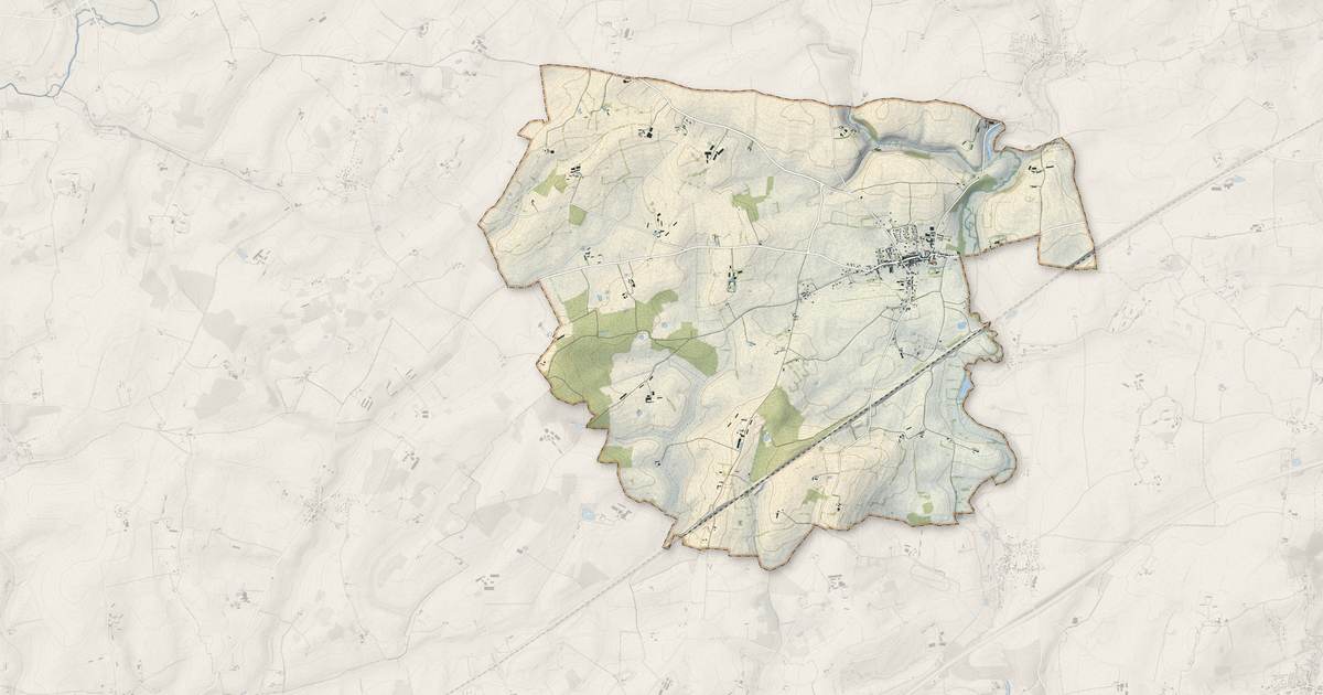 Portrait cartographique de Vallon-sur-Gée : relief, eau, forêts, bâti et voies, calculés à partir des données de l'IGN