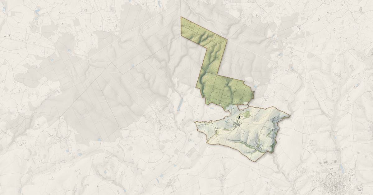 Portrait cartographique de Villaines-la-Carelle : relief, eau, forêts, bâti et voies, calculés à partir des données de l'IGN