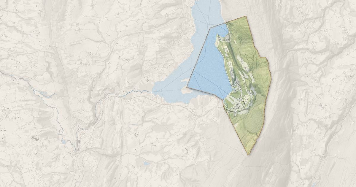 Portrait cartographique de Aiguebelette-le-Lac : relief, eau, forêts, bâti et voies, calculés à partir des données de l'IGN