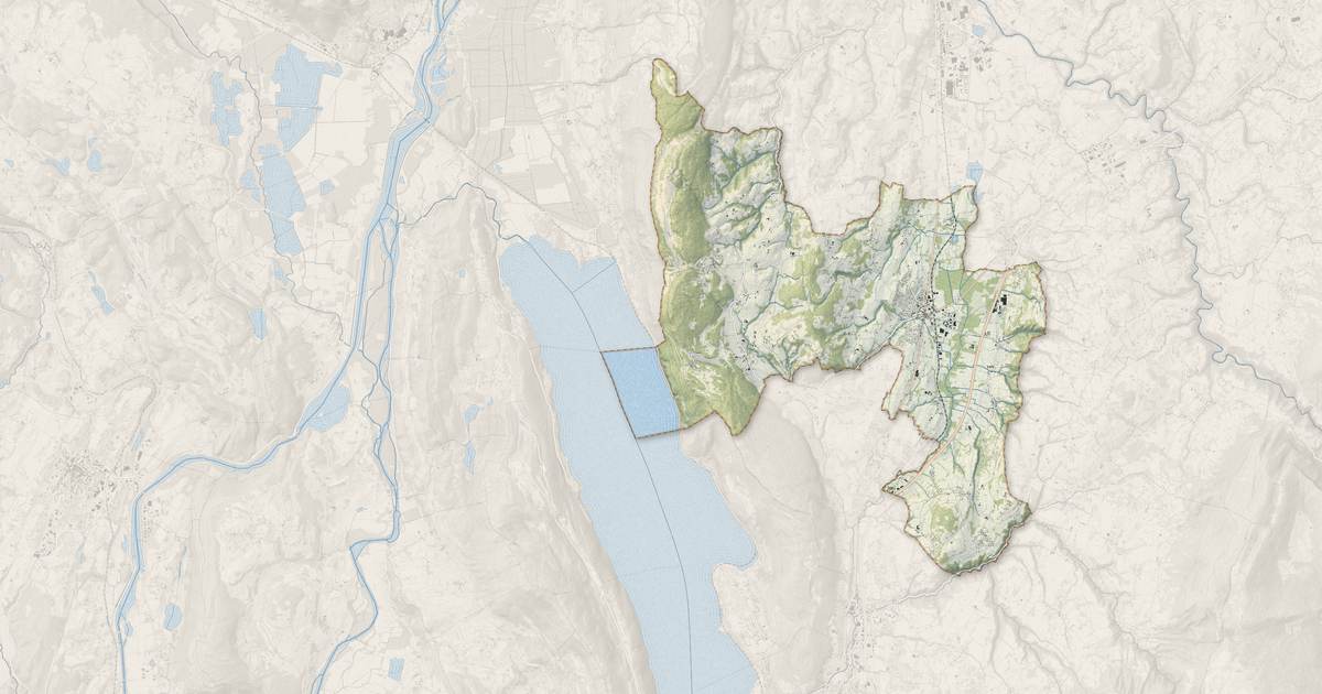 Portrait cartographique de Entrelacs : relief, eau, forêts, bâti et voies, calculés à partir des données de l'IGN