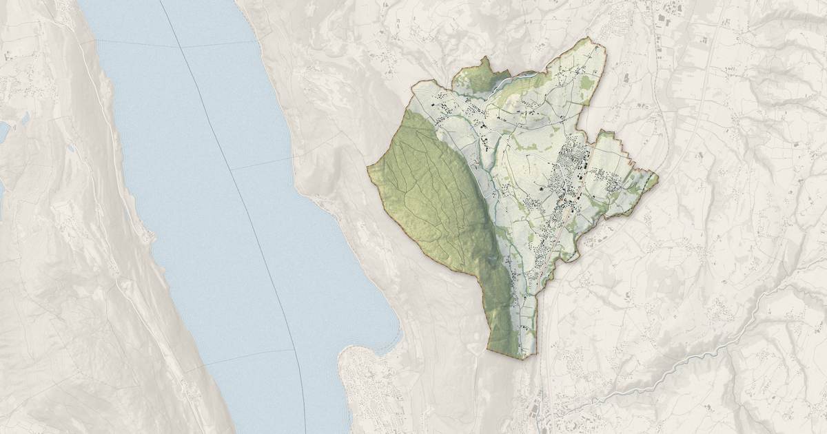 Portrait cartographique de La Biolle : relief, eau, forêts, bâti et voies, calculés à partir des données de l'IGN