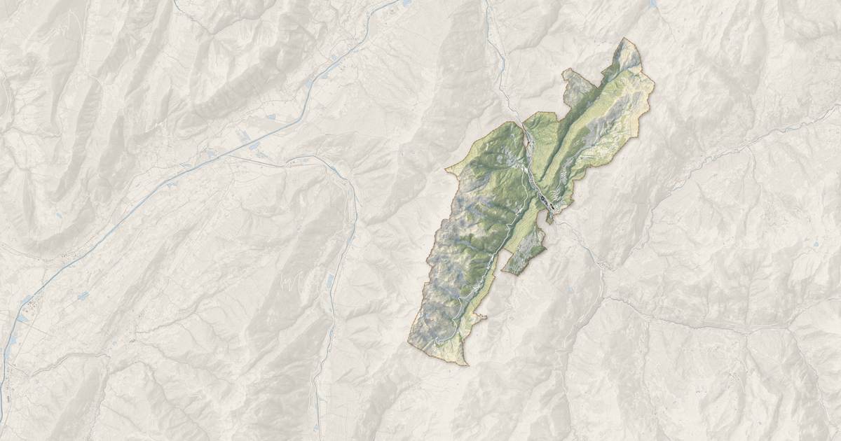Portrait cartographique de La Léchère : relief, eau, forêts, bâti et voies, calculés à partir des données de l'IGN