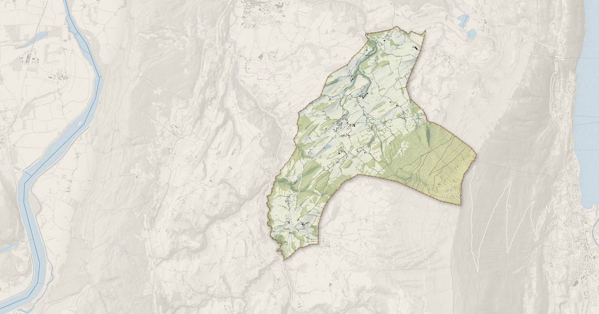 Portrait cartographique de Saint-Paul-sur-Yenne : relief, eau, forêts, bâti et voies, calculés à partir des données de l'IGN