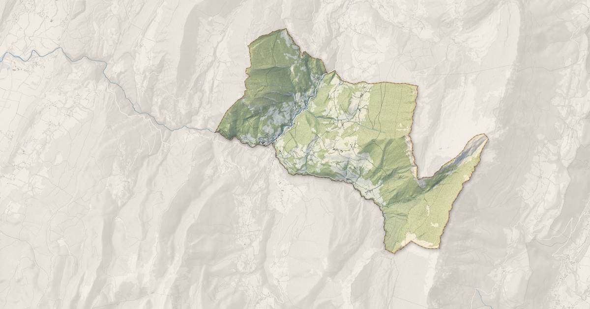 Portrait cartographique de Saint-Pierre-d'Entremont : relief, eau, forêts, bâti et voies, calculés à partir des données de l'IGN