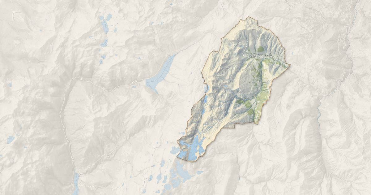 Portrait cartographique de Saint-Sorlin-d'Arves : relief, eau, forêts, bâti et voies, calculés à partir des données de l'IGN