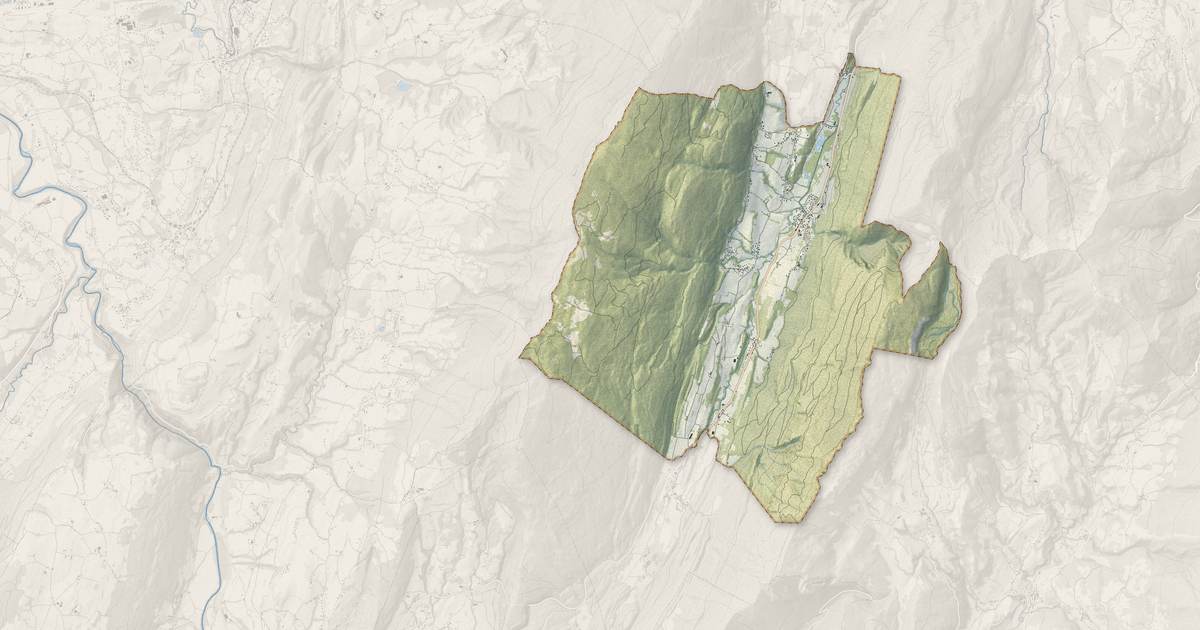 Portrait cartographique de Saint-Thibaud-de-Couz : relief, eau, forêts, bâti et voies, calculés à partir des données de l'IGN