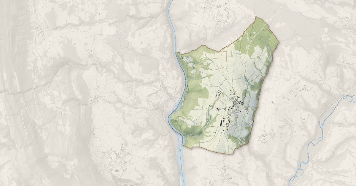 Portrait cartographique de Challonges : relief, eau, forêts, bâti et voies, calculés à partir des données de l'IGN