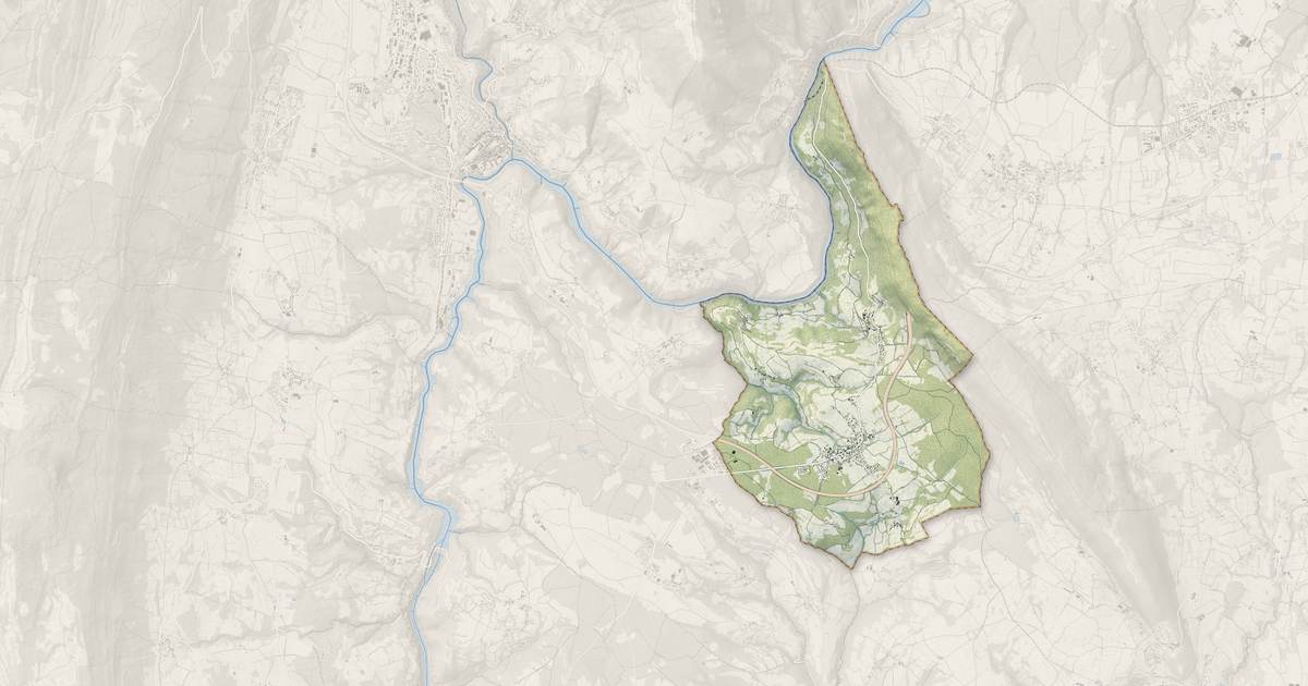Portrait cartographique de Clarafond-Arcine : relief, eau, forêts, bâti et voies, calculés à partir des données de l'IGN
