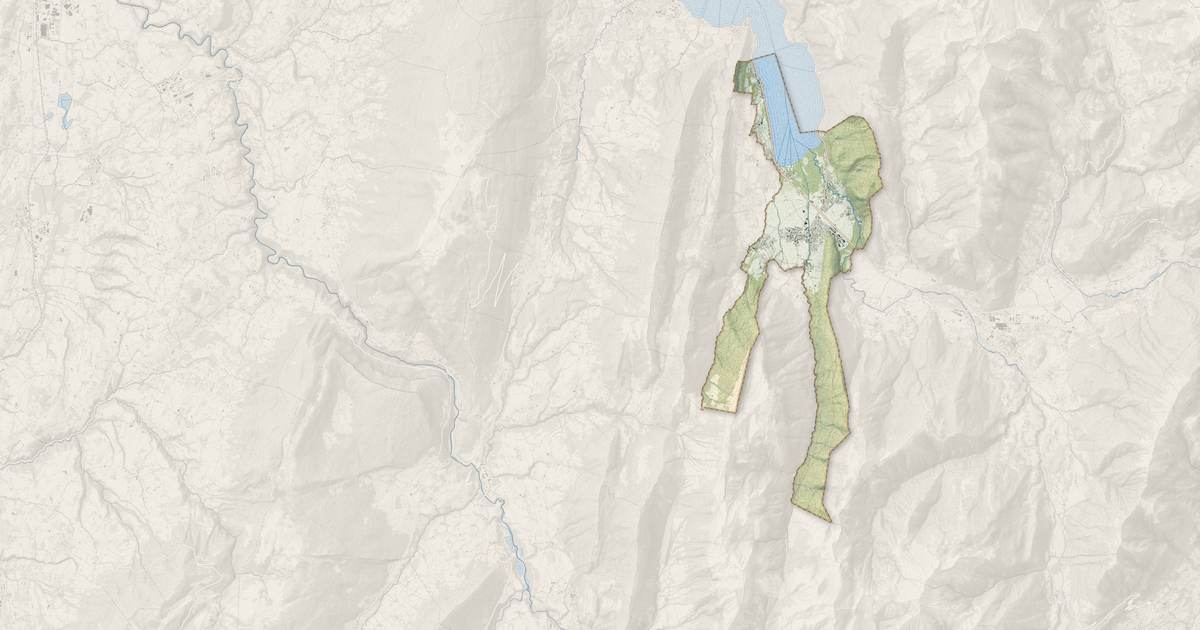 Portrait cartographique de Doussard : relief, eau, forêts, bâti et voies, calculés à partir des données de l'IGN