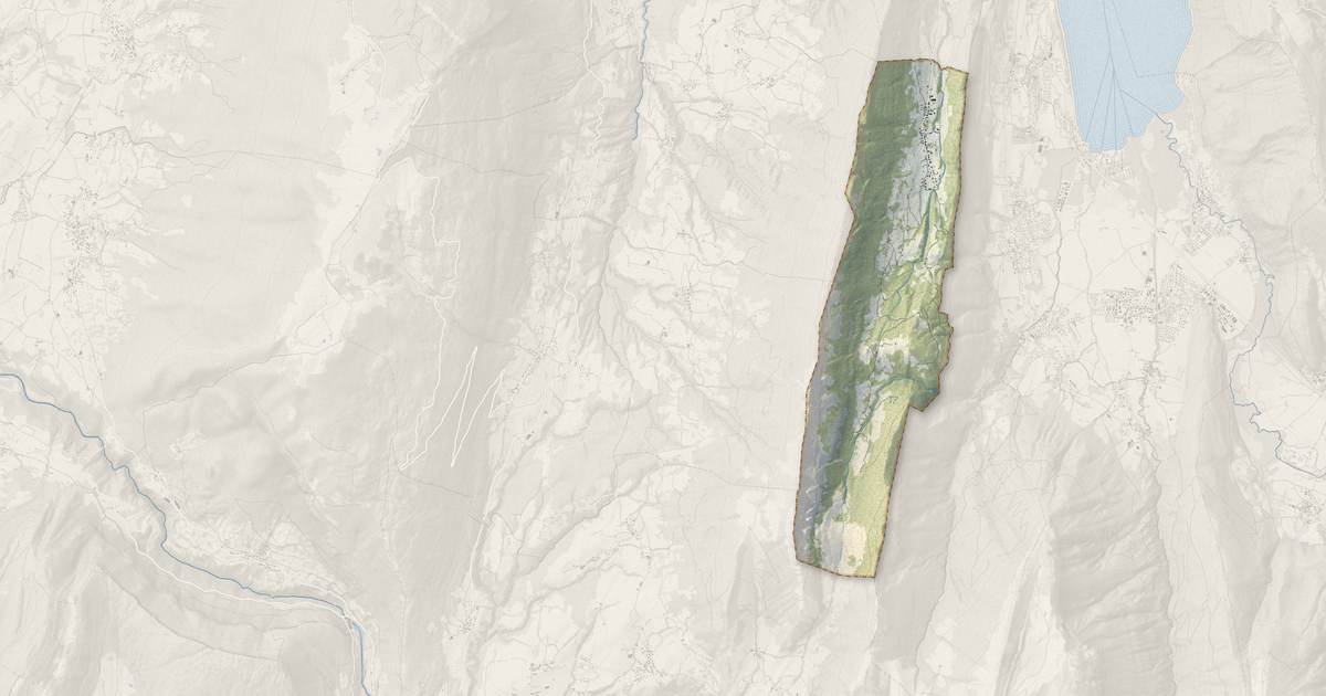 Portrait cartographique de Entrevernes : relief, eau, forêts, bâti et voies, calculés à partir des données de l'IGN