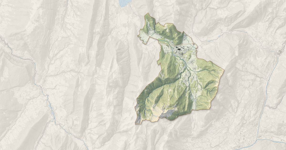 Portrait cartographique de Faverges-Seythenex : relief, eau, forêts, bâti et voies, calculés à partir des données de l'IGN