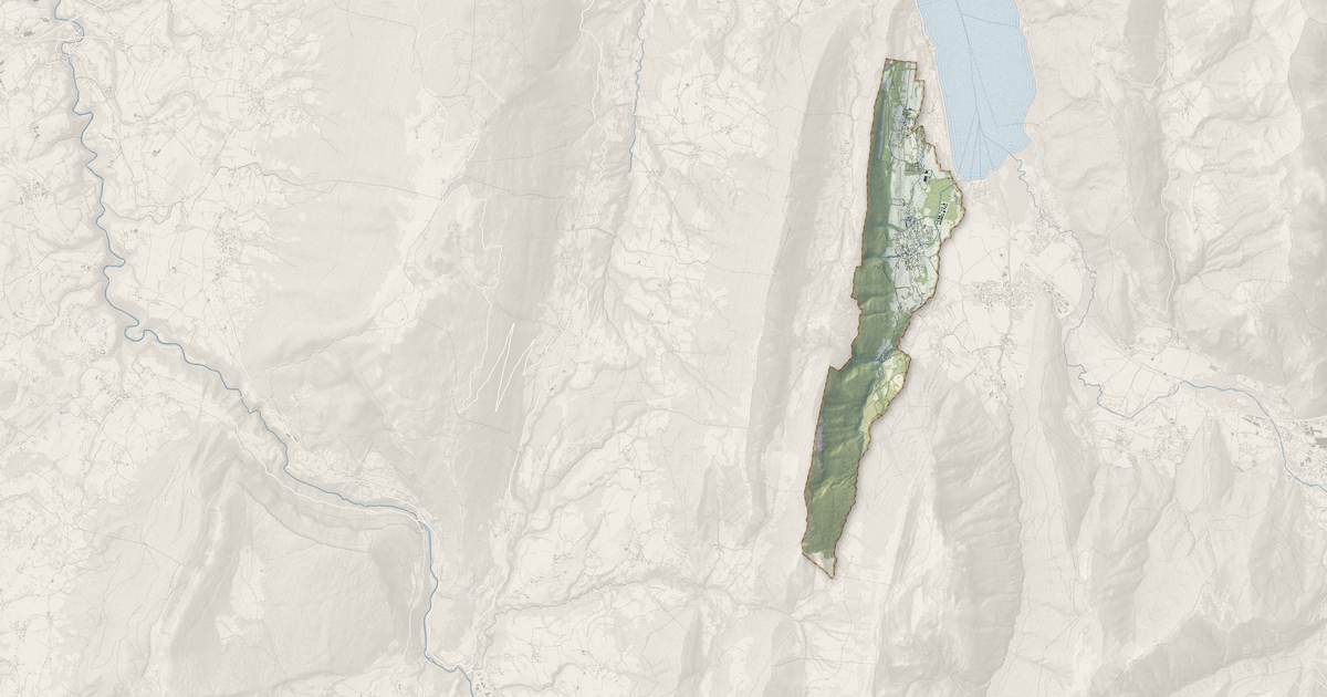 Portrait cartographique de Lathuile : relief, eau, forêts, bâti et voies, calculés à partir des données de l'IGN