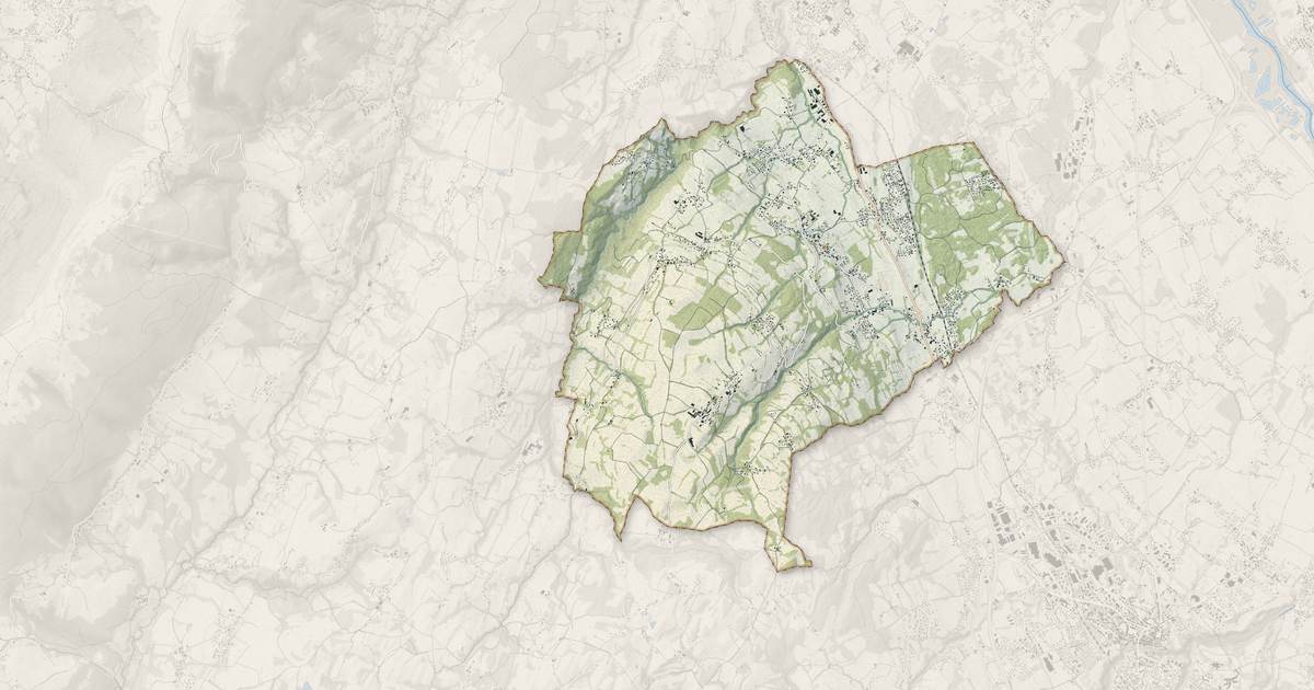 Portrait cartographique de Pers-Jussy : relief, eau, forêts, bâti et voies, calculés à partir des données de l'IGN