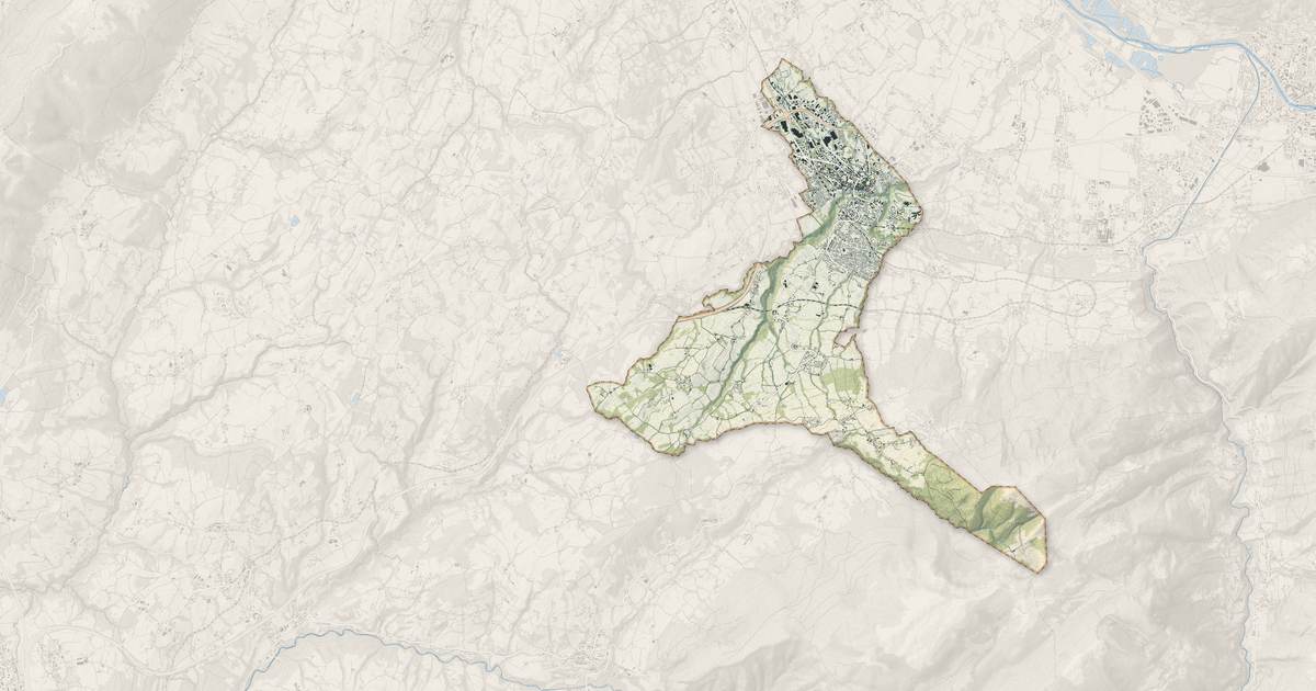 Portrait cartographique de La Roche-sur-Foron : relief, eau, forêts, bâti et voies, calculés à partir des données de l'IGN