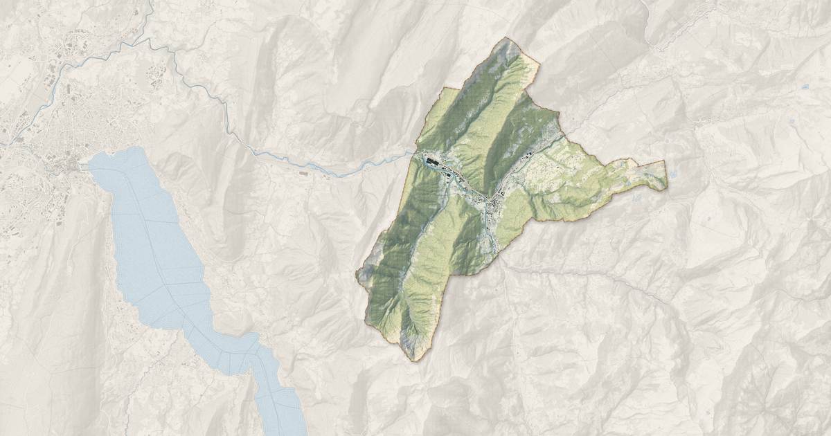 Portrait cartographique de Thônes : relief, eau, forêts, bâti et voies, calculés à partir des données de l'IGN