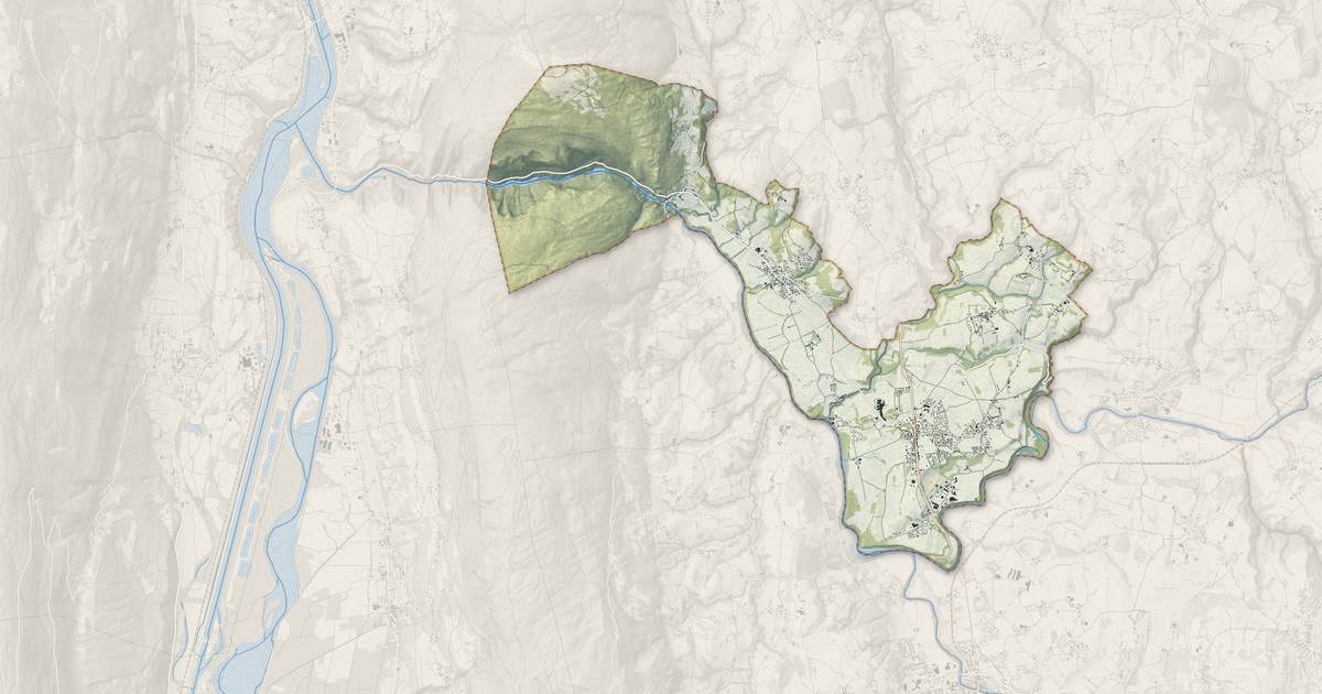 Portrait cartographique de Vallières-sur-Fier : relief, eau, forêts, bâti et voies, calculés à partir des données de l'IGN