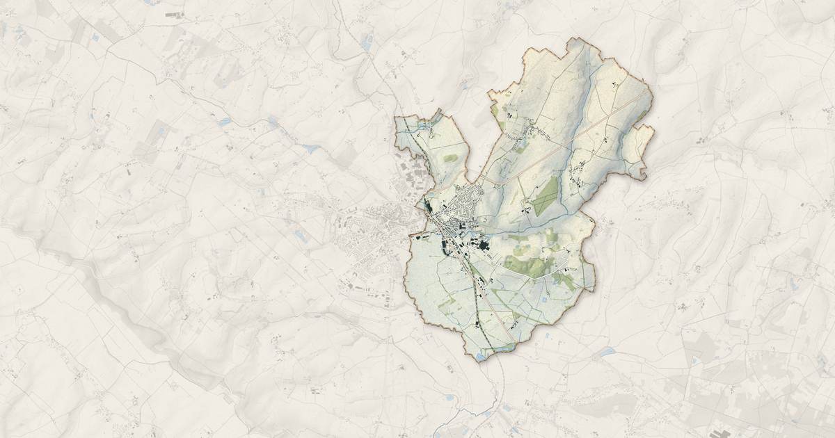 Portrait cartographique de Ferrières-en-Bray : relief, eau, forêts, bâti et voies, calculés à partir des données de l'IGN