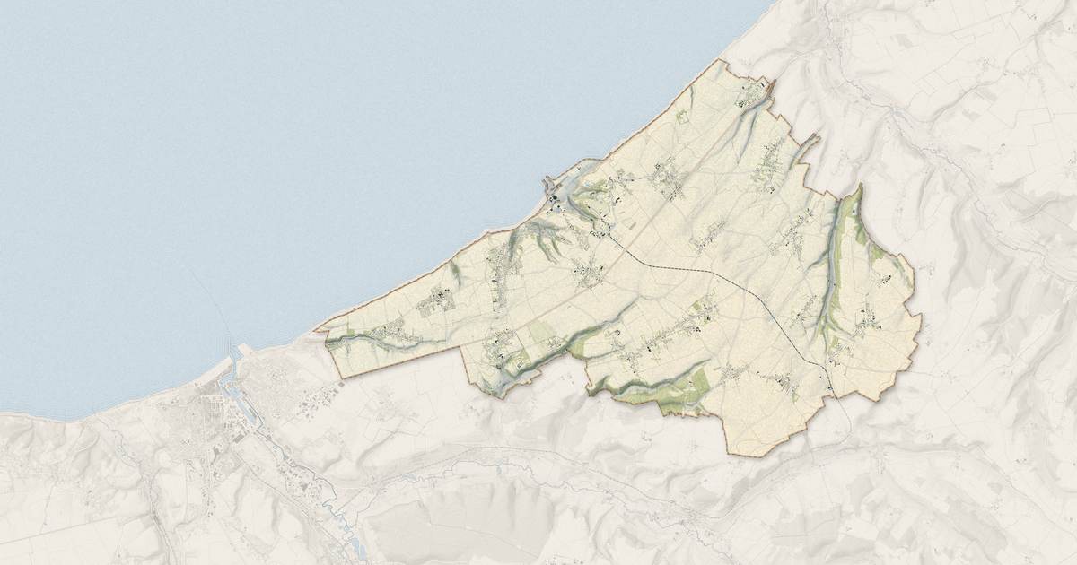 Portrait cartographique de Petit-Caux : relief, eau, forêts, bâti et voies, calculés à partir des données de l'IGN