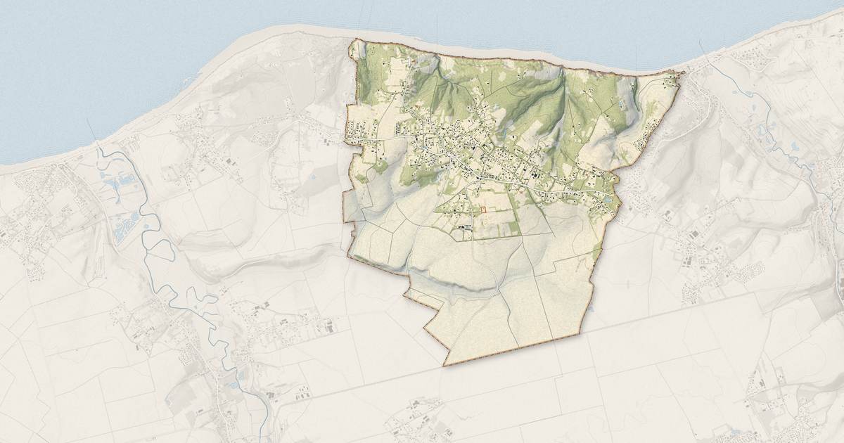Portrait cartographique de Varengeville-sur-Mer : relief, eau, forêts, bâti et voies, calculés à partir des données de l'IGN