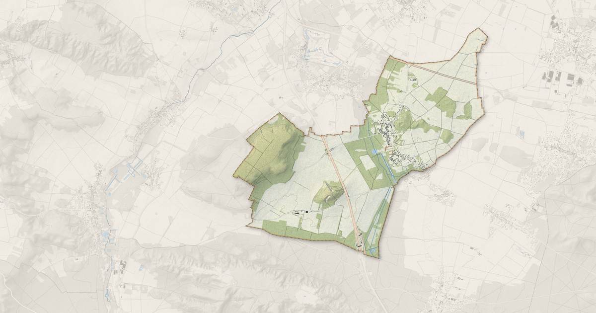 Portrait cartographique de Fleury-en-Bière : relief, eau, forêts, bâti et voies, calculés à partir des données de l'IGN