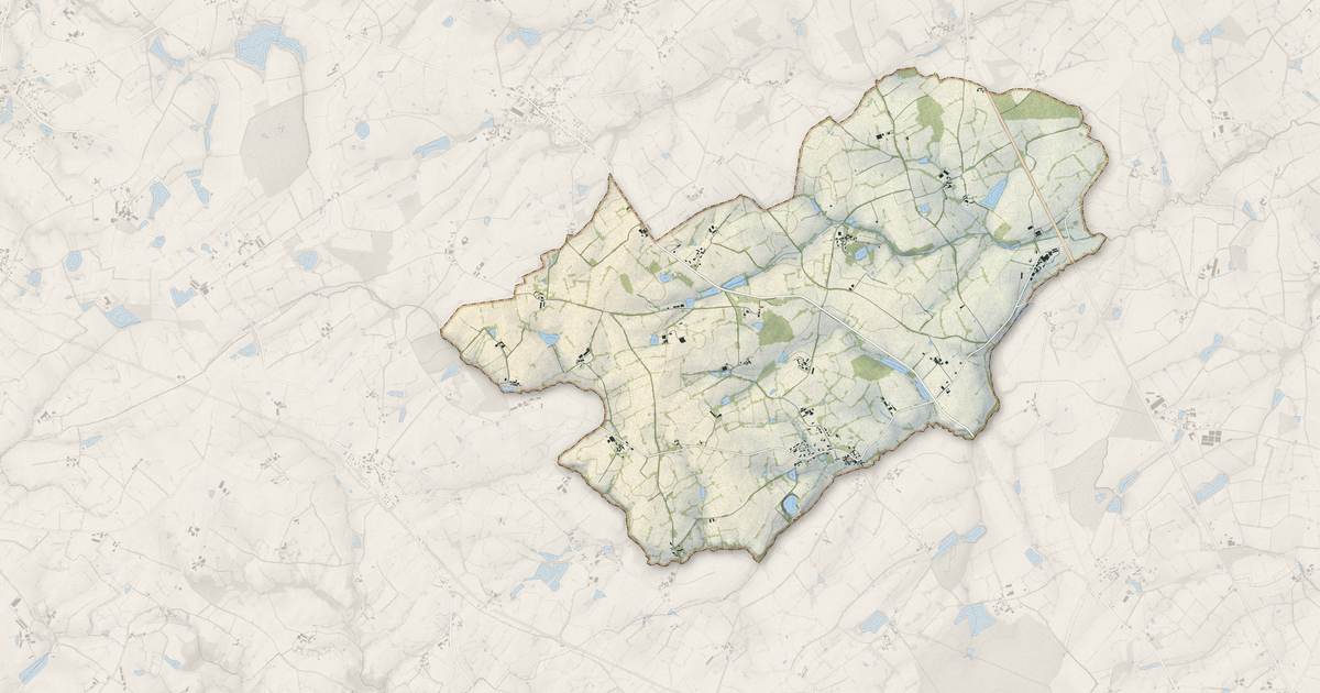Portrait cartographique de Adilly : relief, eau, forêts, bâti et voies, calculés à partir des données de l'IGN