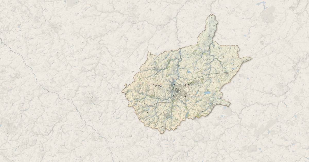 Portrait cartographique de Bressuire : relief, eau, forêts, bâti et voies, calculés à partir des données de l'IGN