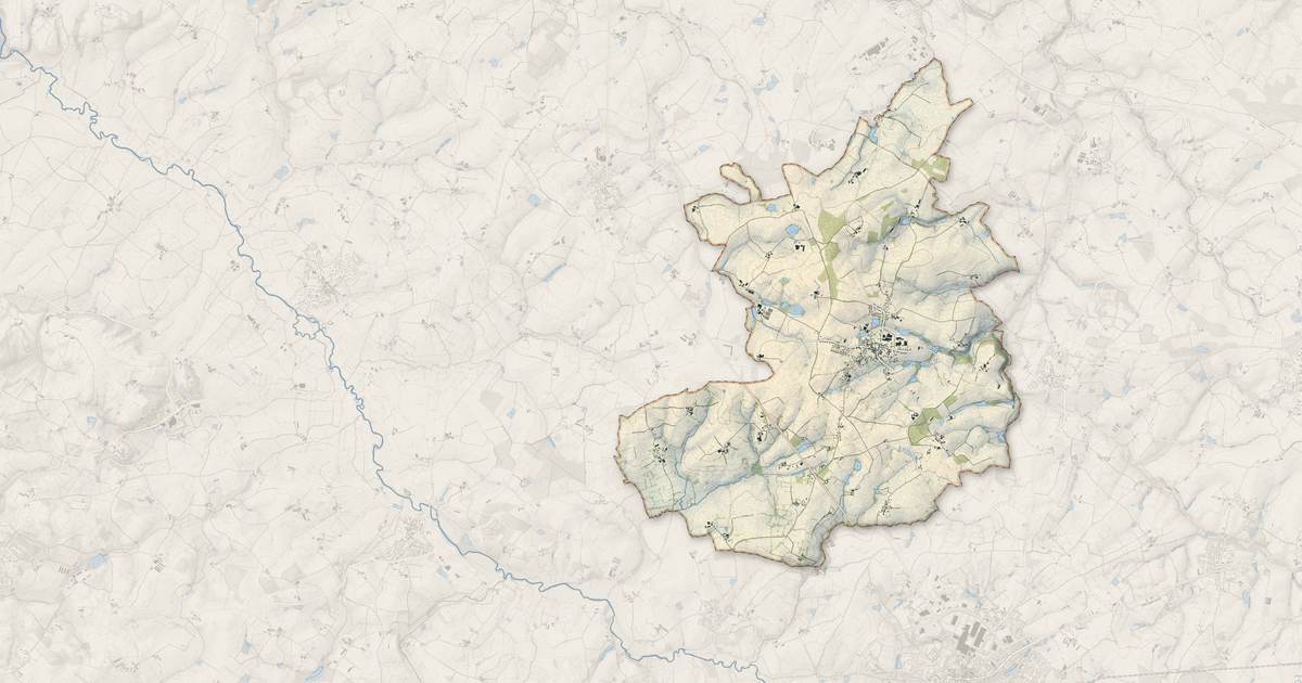 Portrait cartographique de Combrand : relief, eau, forêts, bâti et voies, calculés à partir des données de l'IGN
