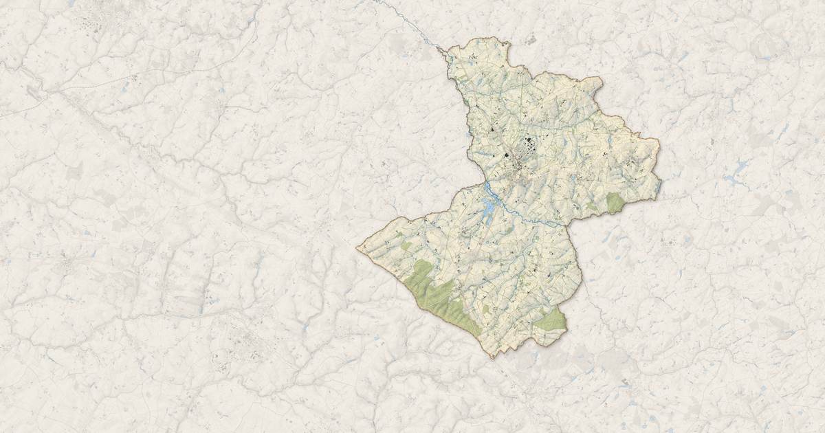 Portrait cartographique de Moncoutant-sur-Sèvre : relief, eau, forêts, bâti et voies, calculés à partir des données de l'IGN