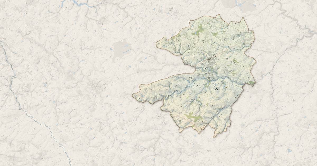 Portrait cartographique de Nueil-les-Aubiers : relief, eau, forêts, bâti et voies, calculés à partir des données de l'IGN
