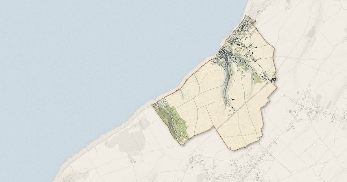 Portrait cartographique de Ault : relief, eau, forêts, bâti et voies, calculés à partir des données de l'IGN