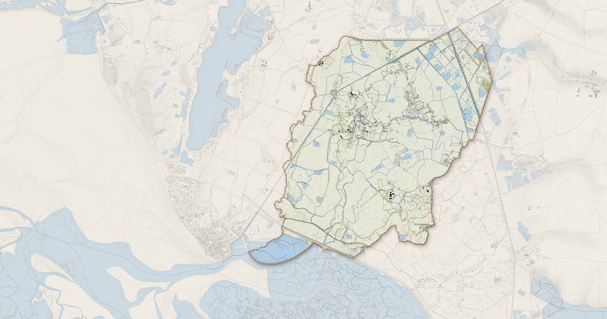 Portrait cartographique de Favières : relief, eau, forêts, bâti et voies, calculés à partir des données de l'IGN