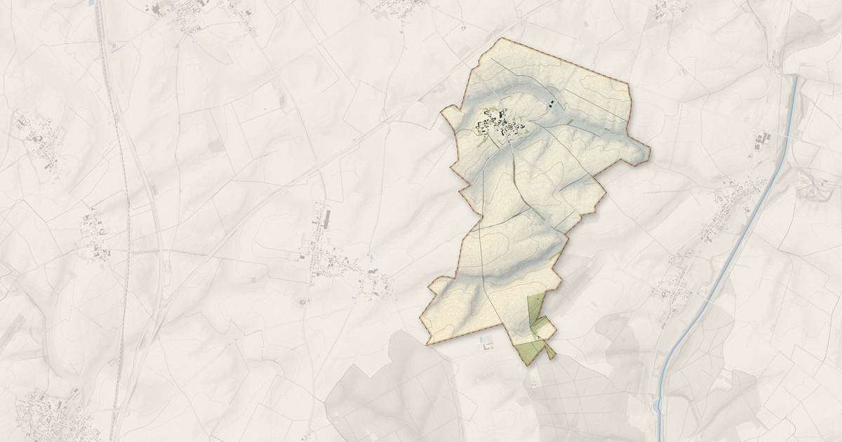 Portrait cartographique de Mesnil-en-Arrouaise : relief, eau, forêts, bâti et voies, calculés à partir des données de l'IGN