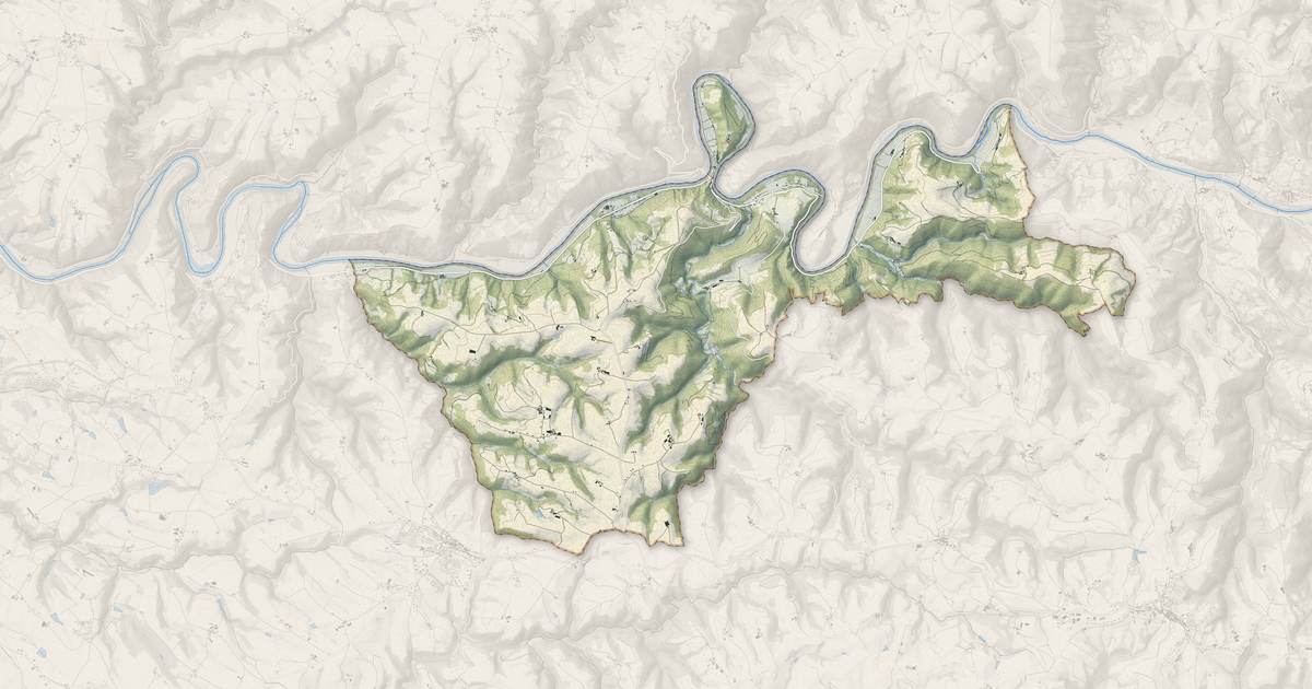 Portrait cartographique de Ambialet : relief, eau, forêts, bâti et voies, calculés à partir des données de l'IGN