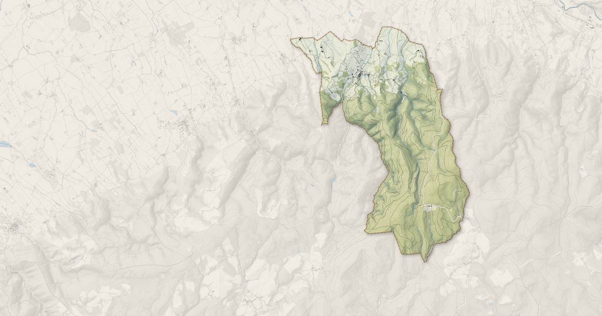Portrait cartographique de Escoussens : relief, eau, forêts, bâti et voies, calculés à partir des données de l'IGN