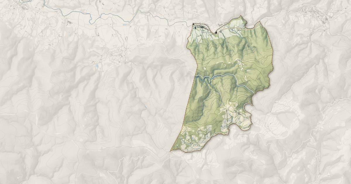 Portrait cartographique de Lacabarède : relief, eau, forêts, bâti et voies, calculés à partir des données de l'IGN
